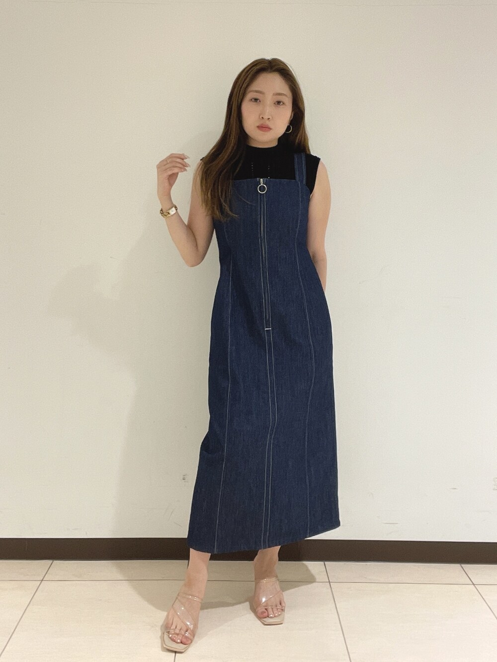 ブラック系のニット/セーター、ブルー系のワンピースを着用したレディースの夏コーディネートの4枚目の写真