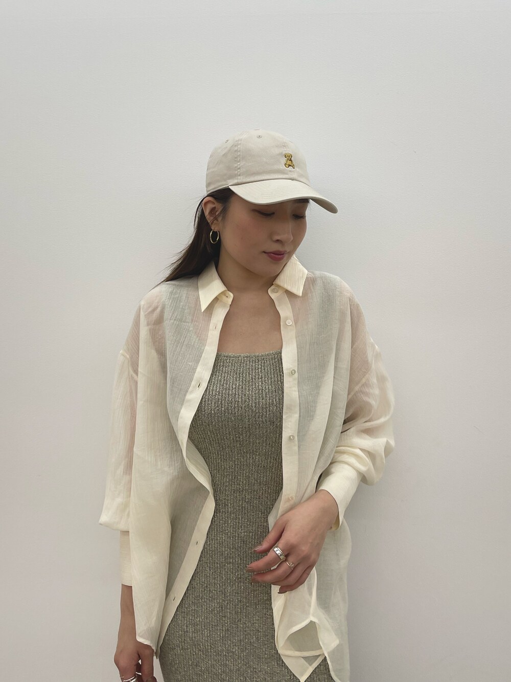 ベージュ系のワンピース、ホワイト系のスニーカー、ホワイト系のシャツ/ブラウスを着用したレディースの春コーディネートの9枚目の写真