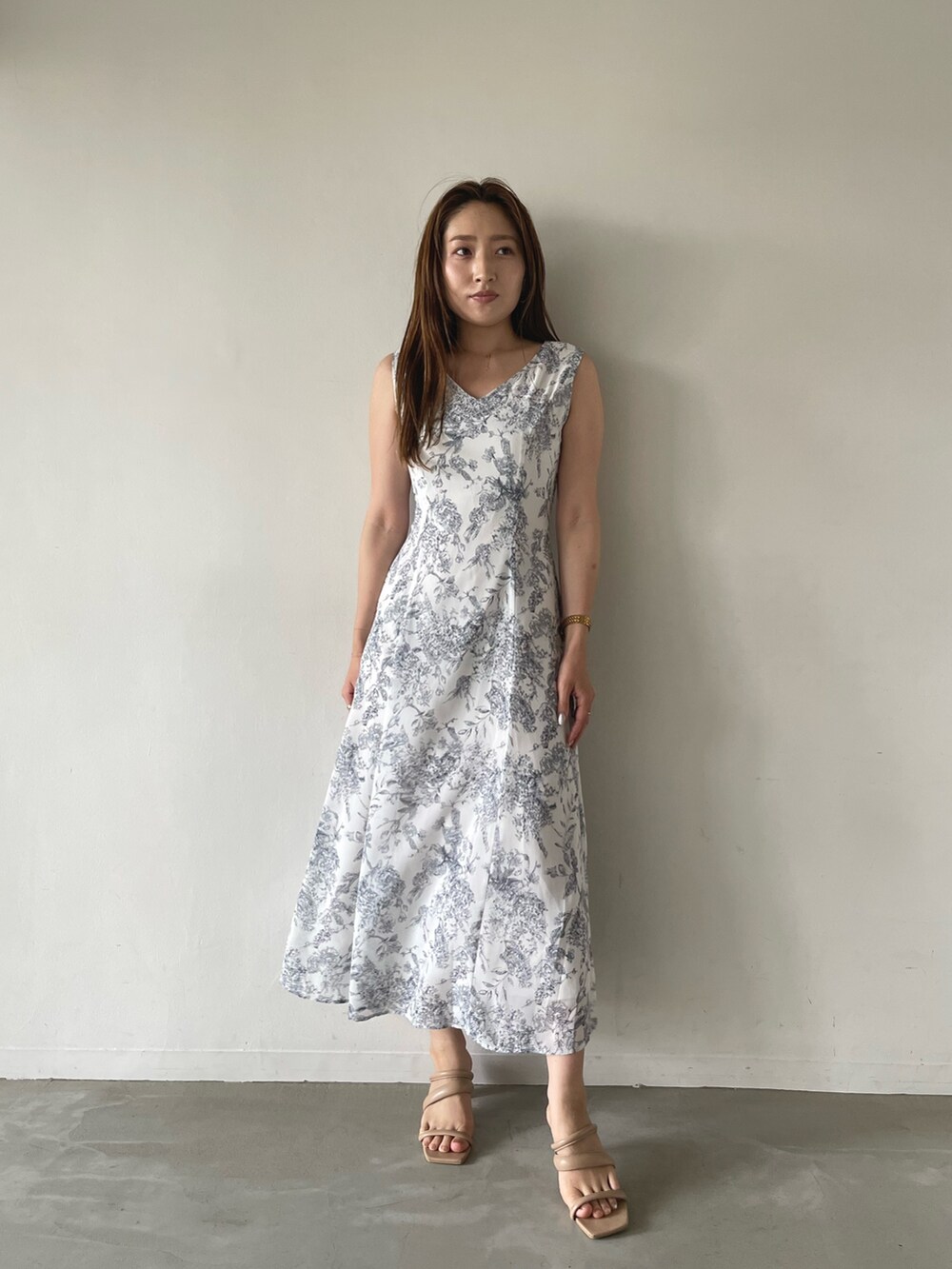 ブルー系のワンピース、ベージュ系のサンダルを着用したレディースの夏コーディネートの4枚目の写真