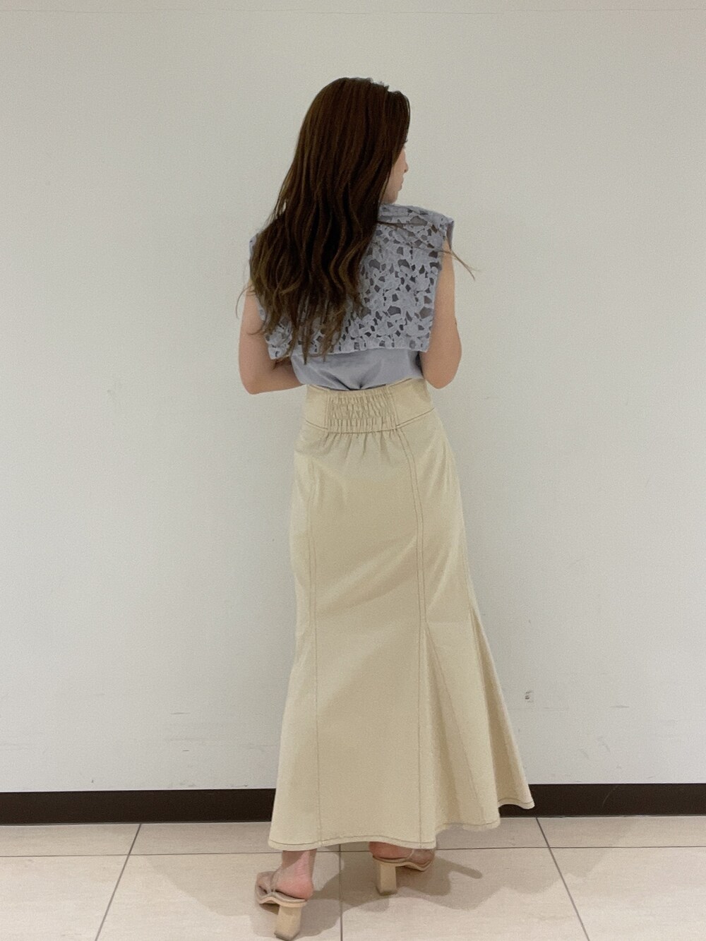 ホワイト系のスカート、その他のサンダル、ブルー系のシャツ/ブラウスを着用したレディースの春コーディネートの5枚目の写真