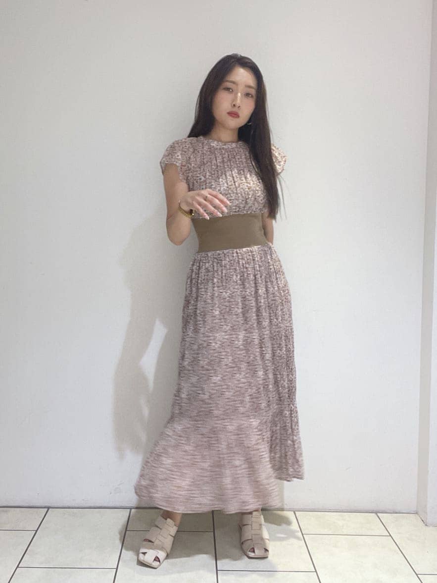 ホワイト系のサンダル、ベージュ系のワンピースを着用したレディースの夏コーディネートの2枚目の写真