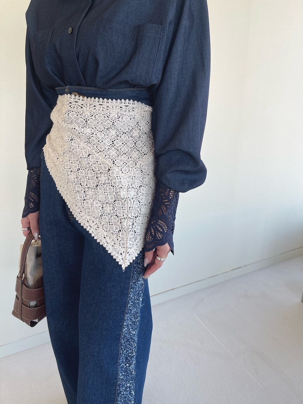 ブラック系のパンプス、ブルー系のデニムパンツ、ブルー系のシャツ/ブラウスを着用したレディースの春コーディネートの7枚目の写真