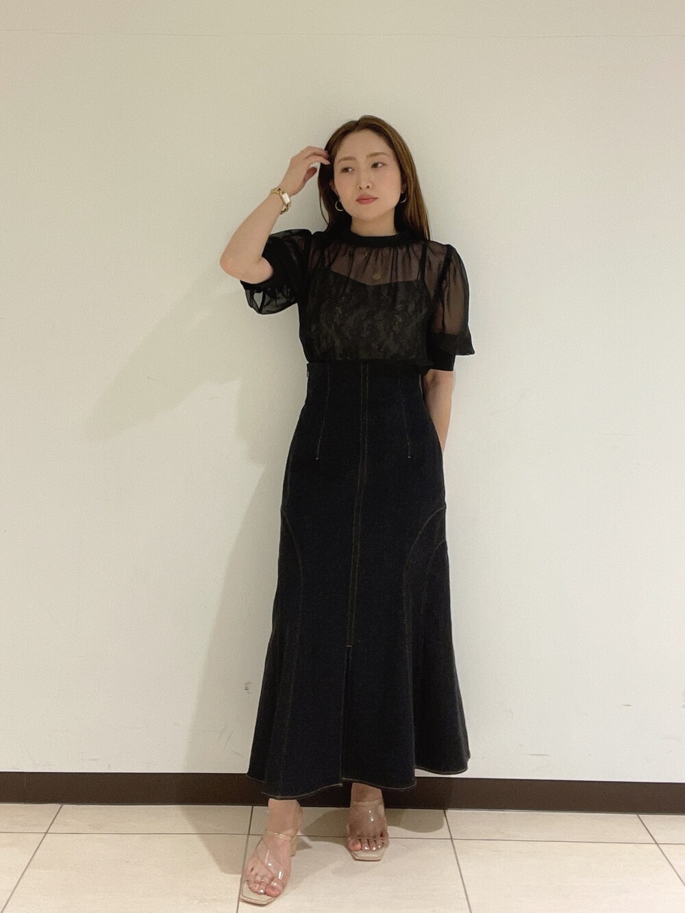 ブラック系のデニムスカート、パープル系のシャツ/ブラウスを着用したレディースの夏コーディネートの5枚目の写真