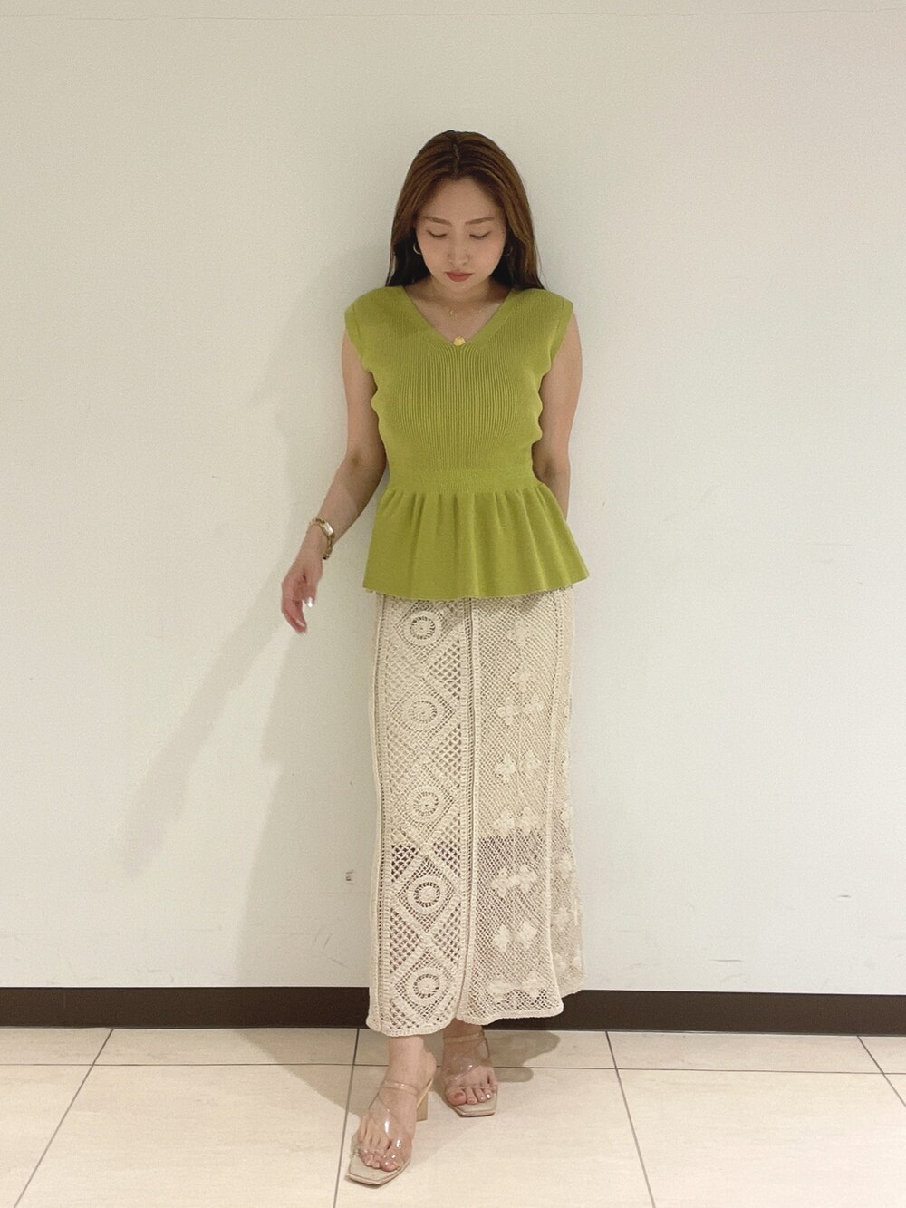 ホワイト系のスカート、グリーン系のニット/セーターを着用したレディースの夏コーディネートの3枚目の写真