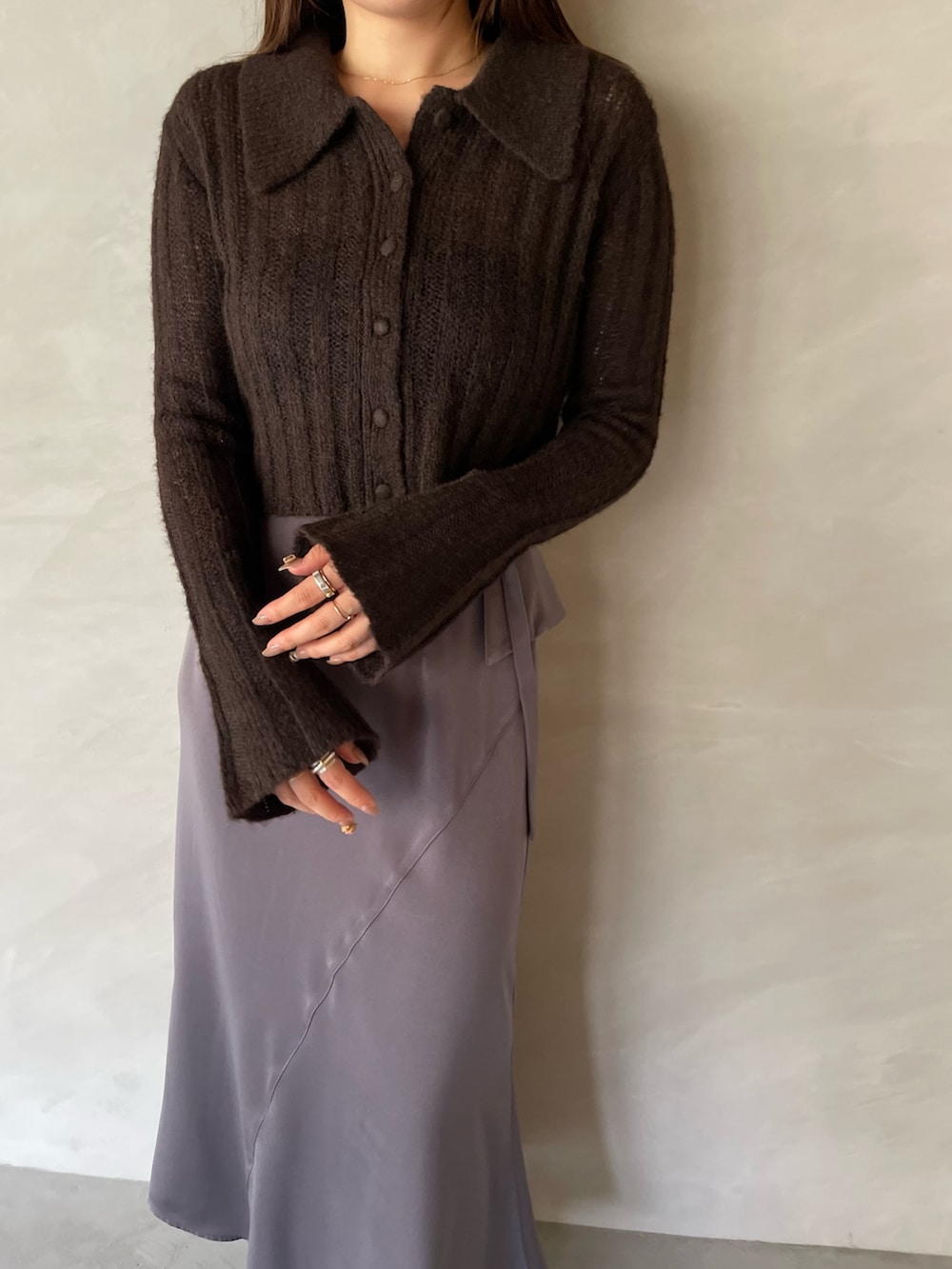 ブラック系のブーツ、グレー系のスカート、ブラウン系のニット/セーターを着用したレディースの夏コーディネートの6枚目の写真