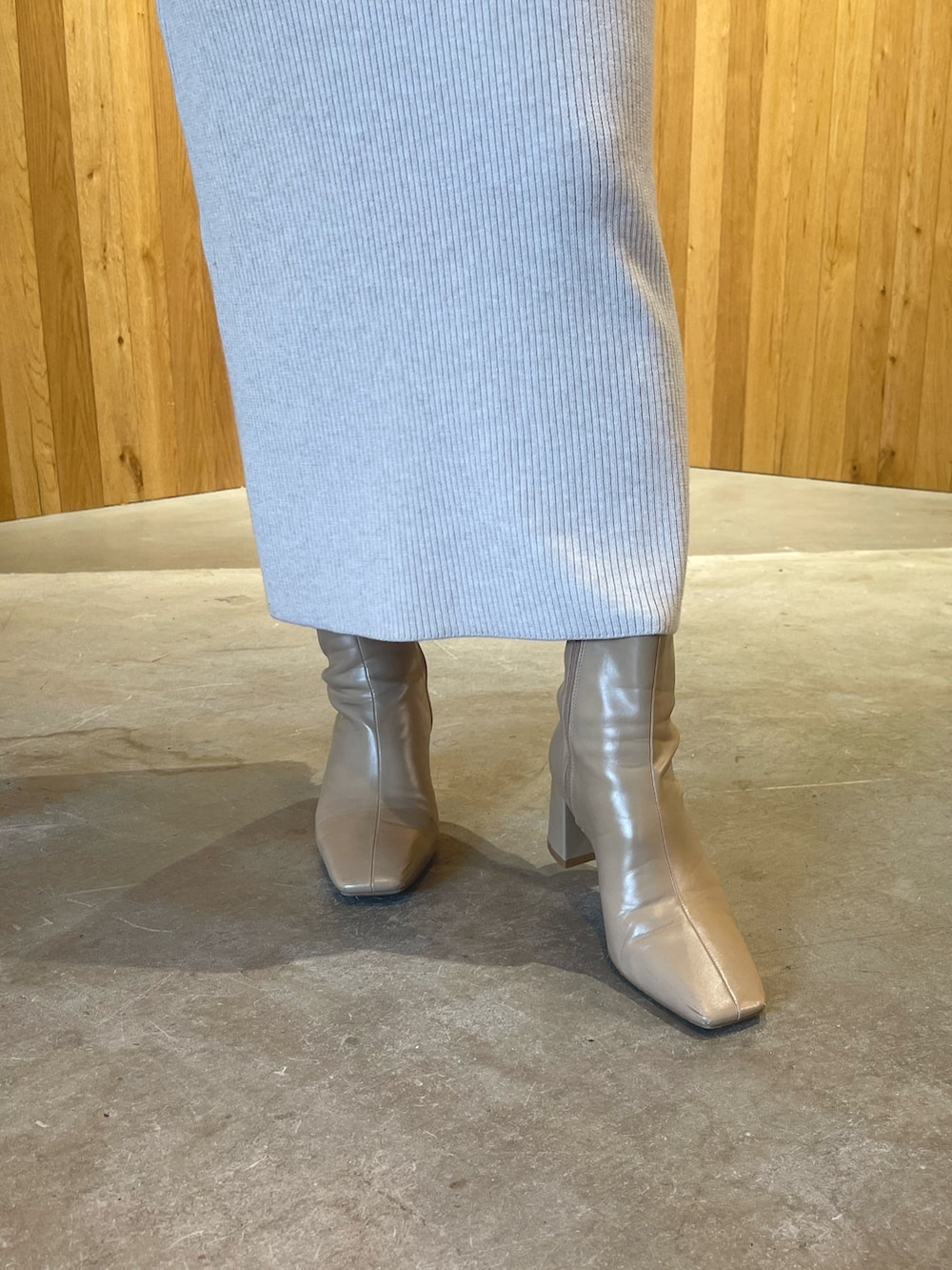 ホワイト系のワンピース、ベージュ系のブーツを着用したレディースの冬コーディネートの9枚目の写真