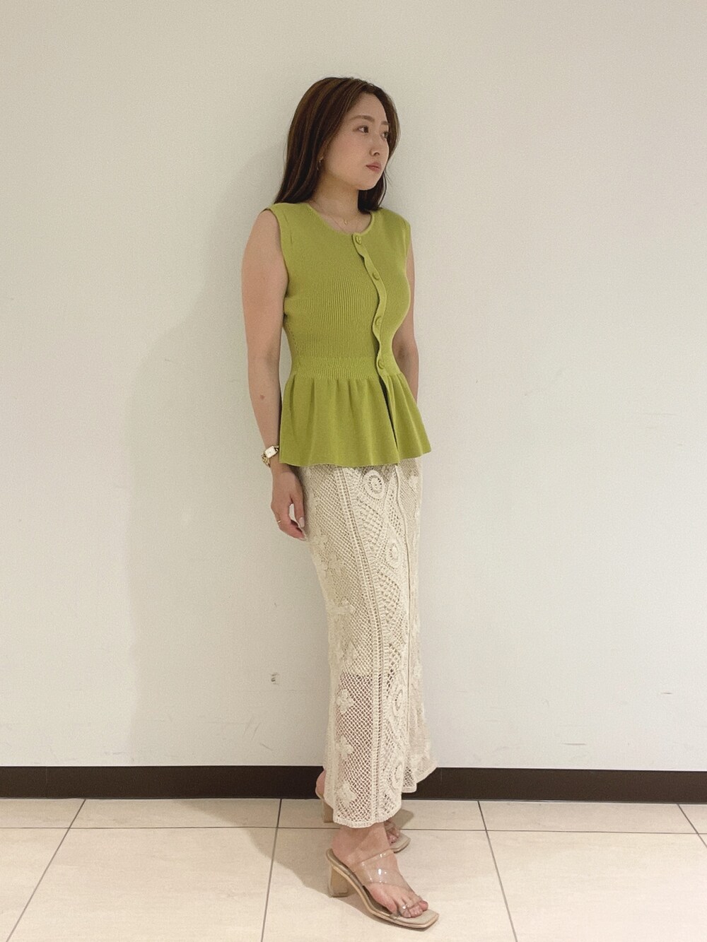 ホワイト系のスカート、グリーン系のニット/セーターを着用したレディースの夏コーディネートの8枚目の写真