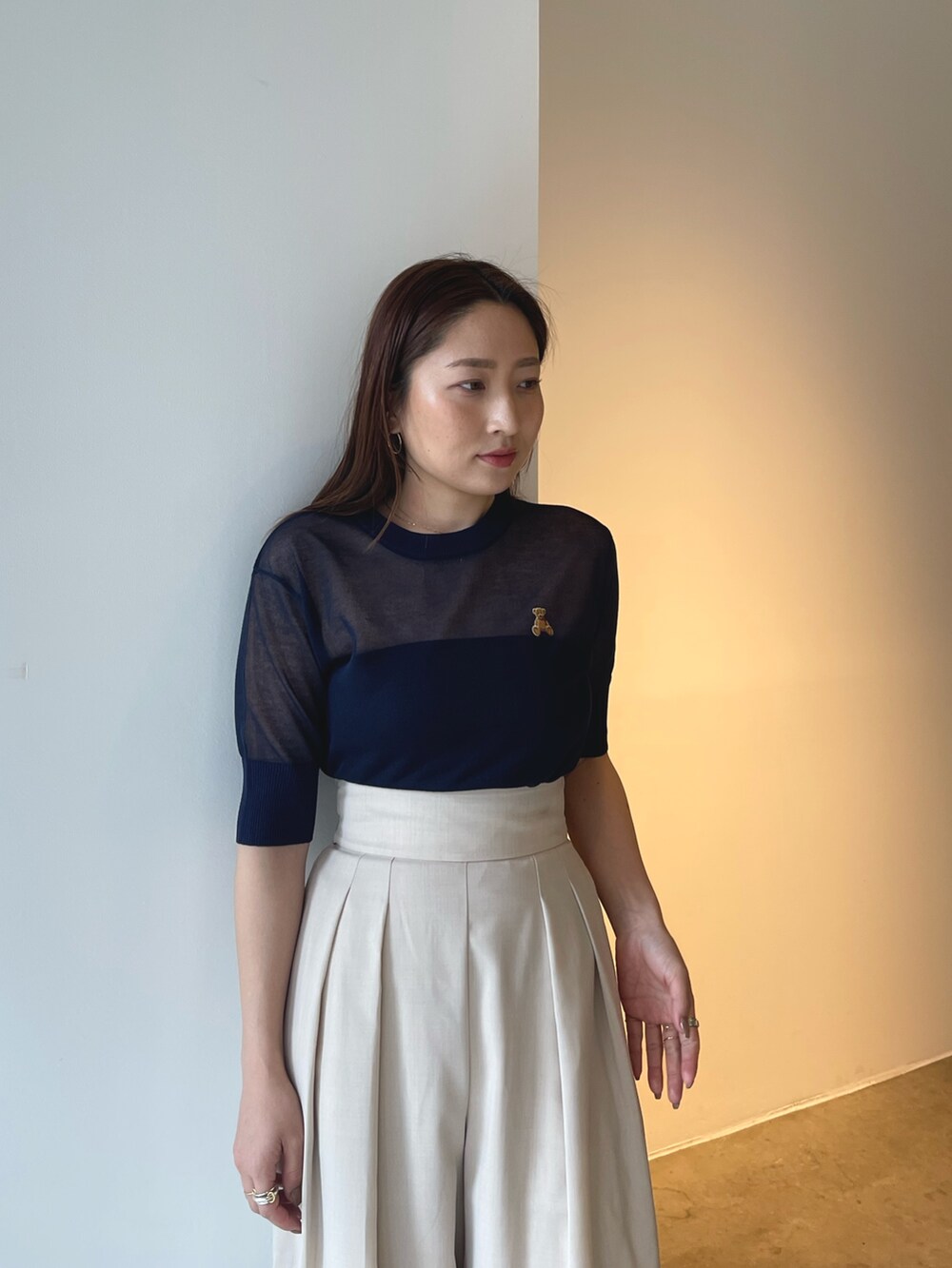 ホワイト系のサンダル、ブルー系のTシャツ/カットソー、ベージュ系のその他パンツを着用したレディースの春コーディネートの7枚目の写真