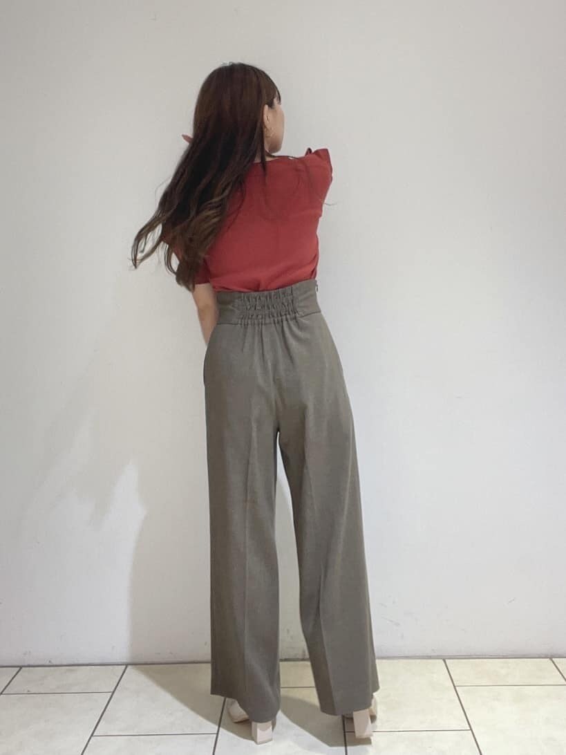 ホワイト系のサンダル、ブラウン系のその他パンツ、オレンジ系のニット/セーターを着用したレディースの夏コーディネートの6枚目の写真