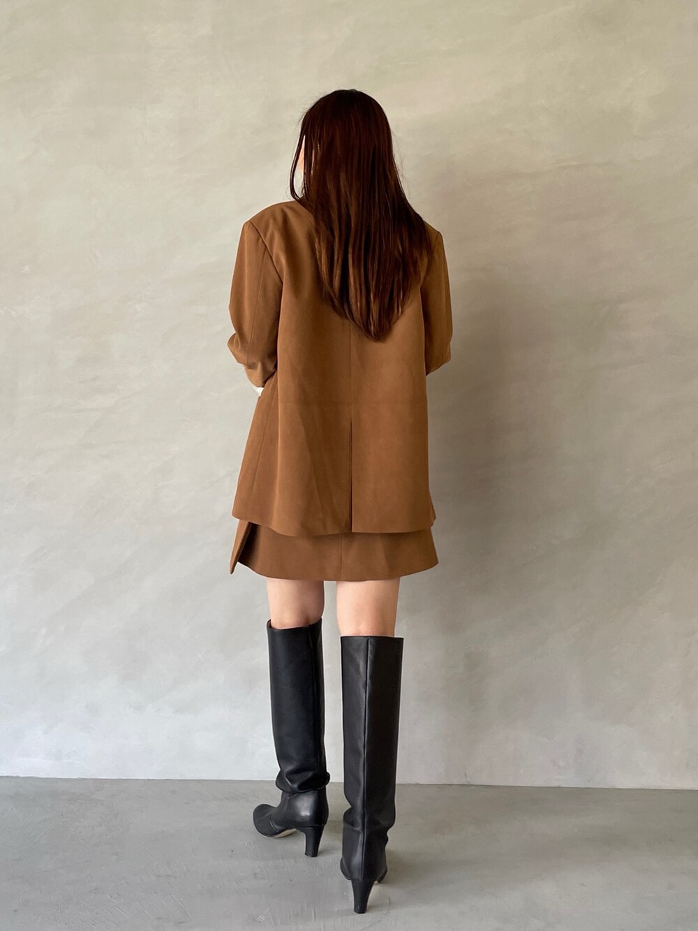 イエロー系のスカート、イエロー系のテーラードジャケット、ホワイト系のシャツ/ブラウスを着用したレディースの夏コーディネートの7枚目の写真