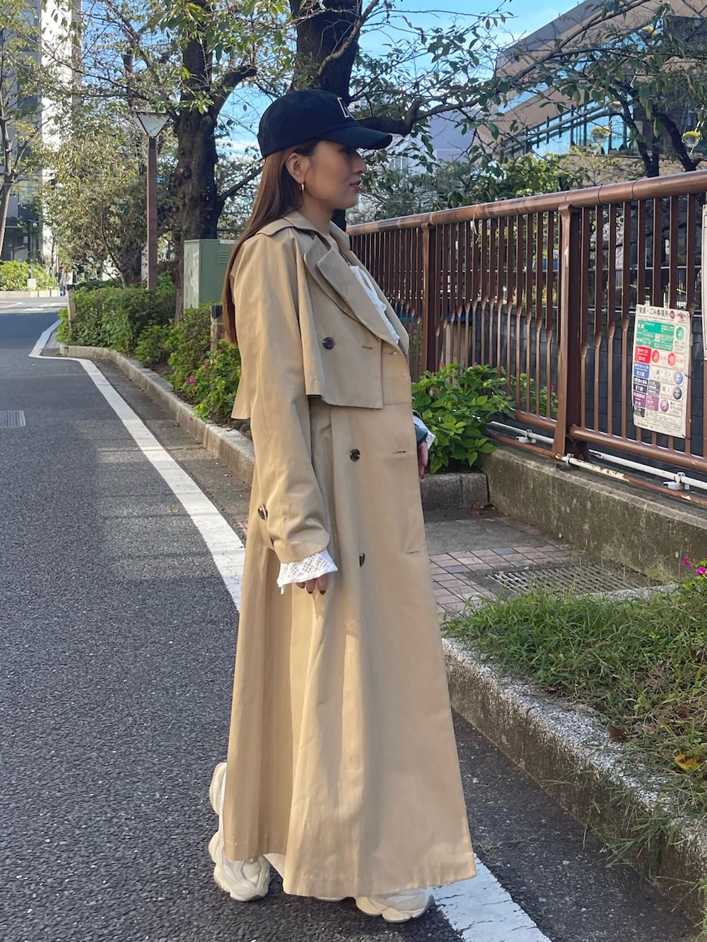 ホワイト系のシャツ/ブラウス、ベージュ系のトレンチコート、ホワイト系のその他パンツを着用したレディースの冬コーディネートの4枚目の写真