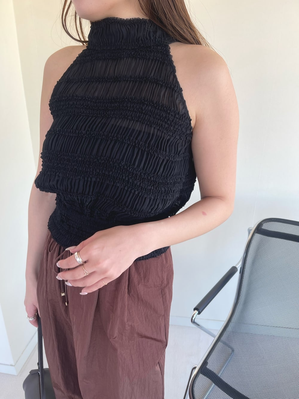 ブラウン系のその他パンツ、ブラック系のパンプス、ブラック系のシャツ/ブラウスを着用したレディースの春コーディネートの6枚目の写真