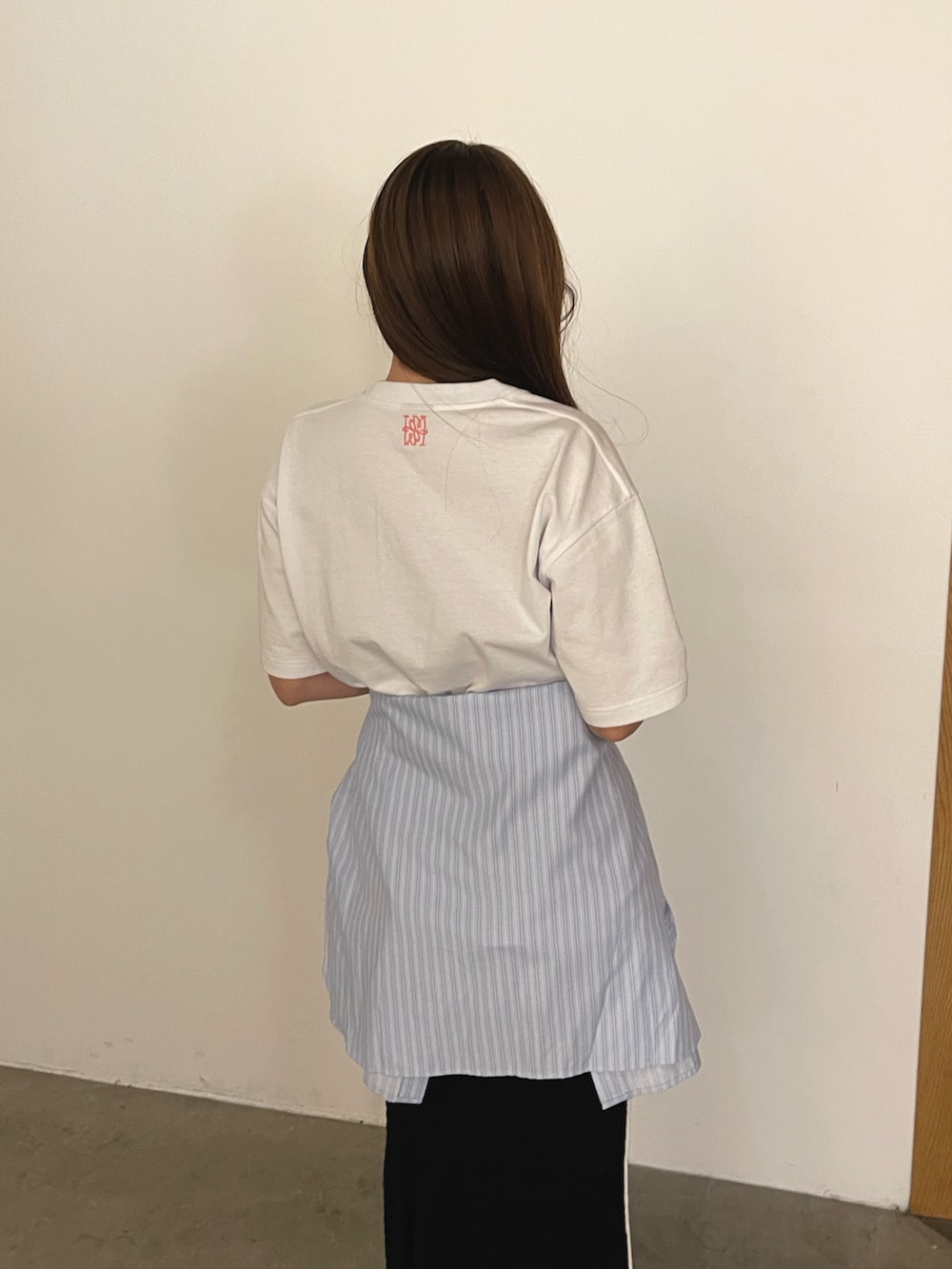 ホワイト系のTシャツ/カットソー、ブルー系のシャツ/ブラウス、ブラック系のサンダルを着用したレディースの冬コーディネートの8枚目の写真