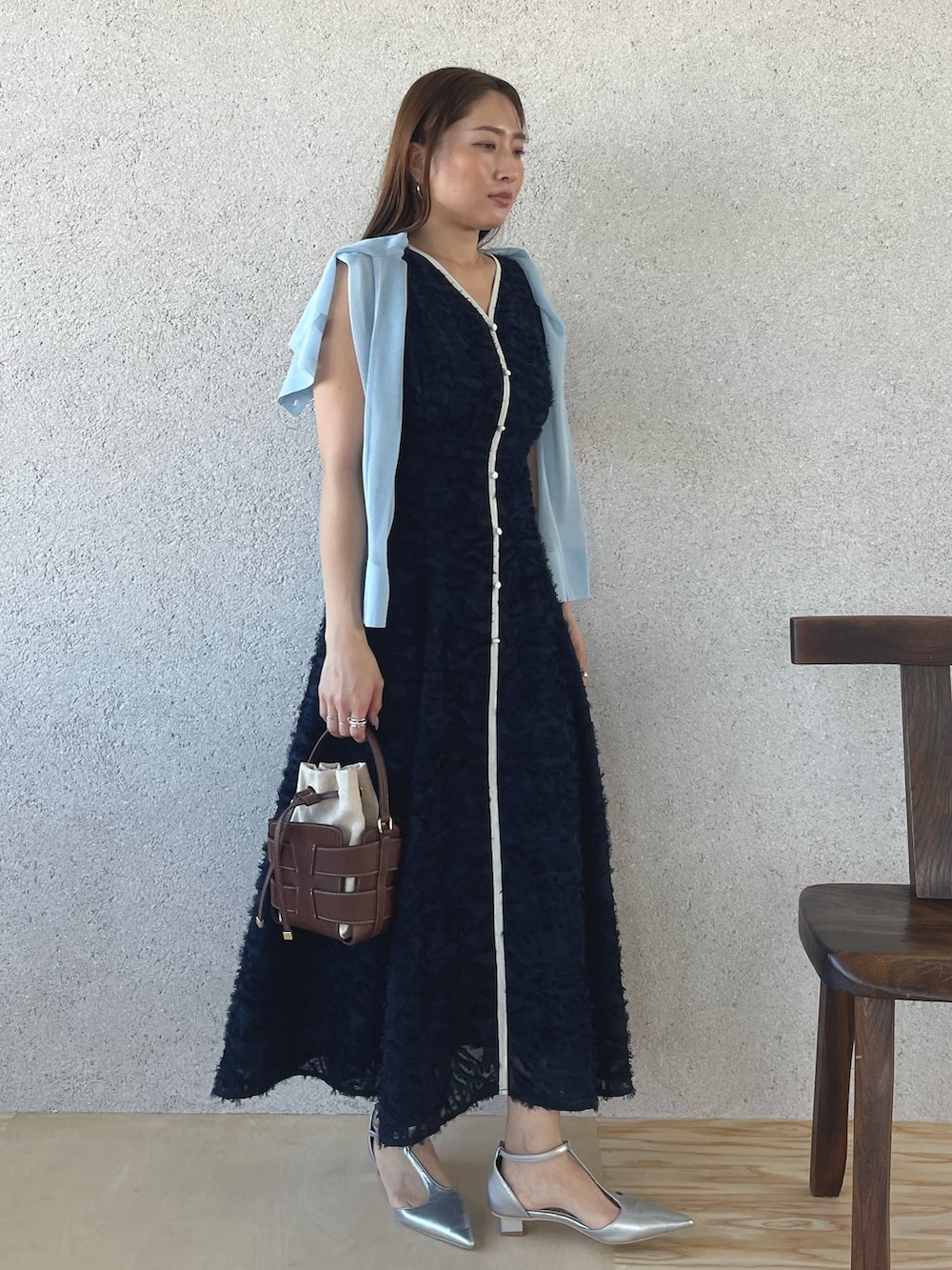 シルバー系のパンプス、ブルー系のワンピース、ブルー系のカーディガン/ボレロを着用したレディースの春コーディネートの4枚目の写真