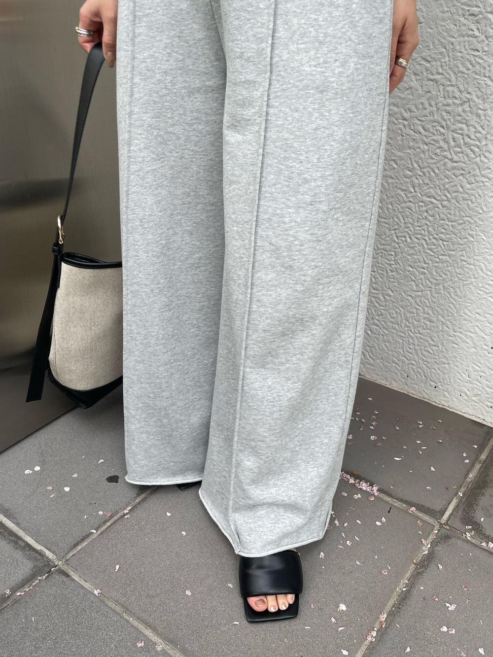 ブラック系のサンダル、グレー系のスウェットパンツ、ブラウン系のシャツ/ブラウスを着用したレディースの春コーディネートの6枚目の写真
