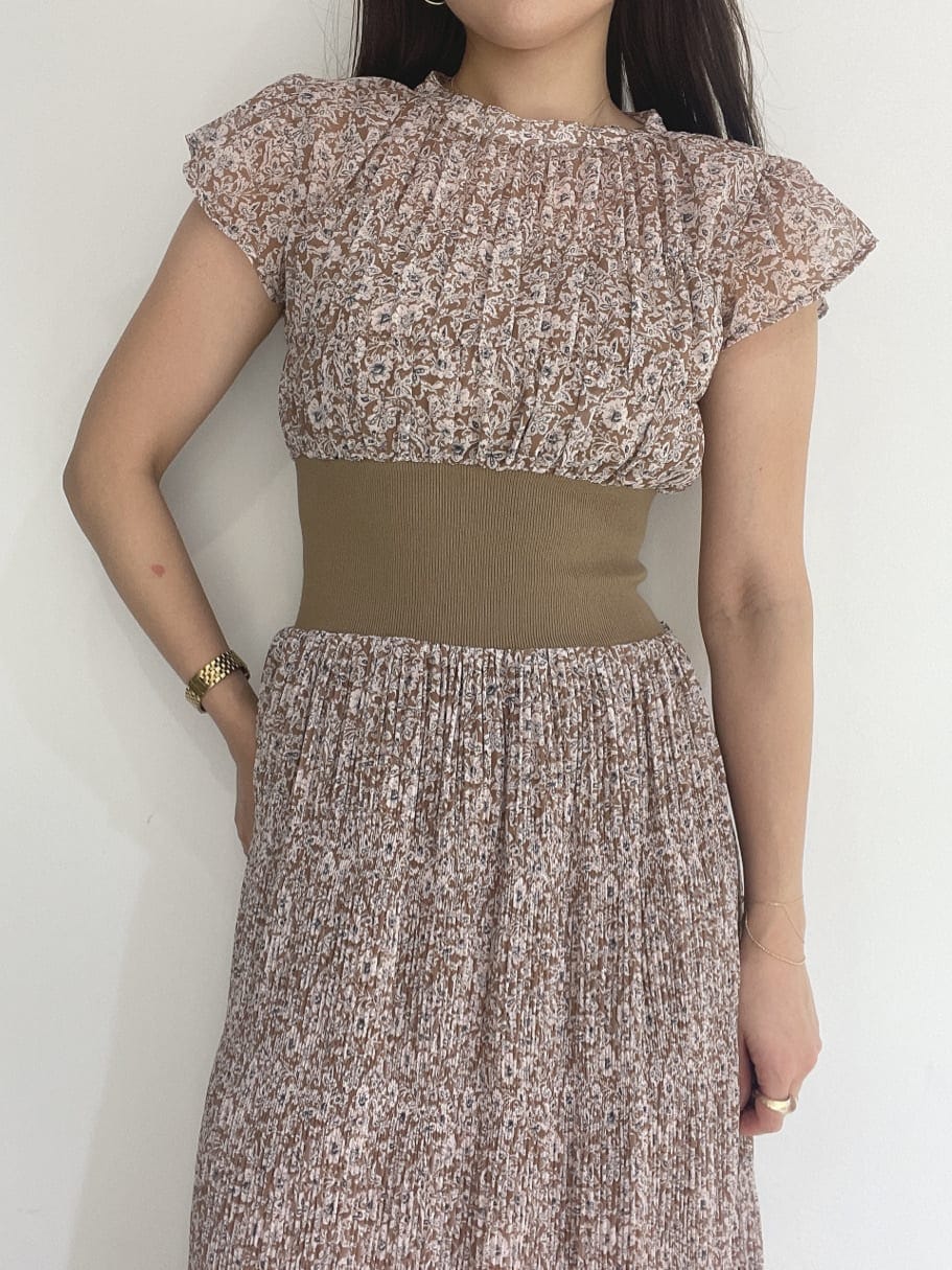 ホワイト系のサンダル、ベージュ系のワンピースを着用したレディースの夏コーディネートの10枚目の写真