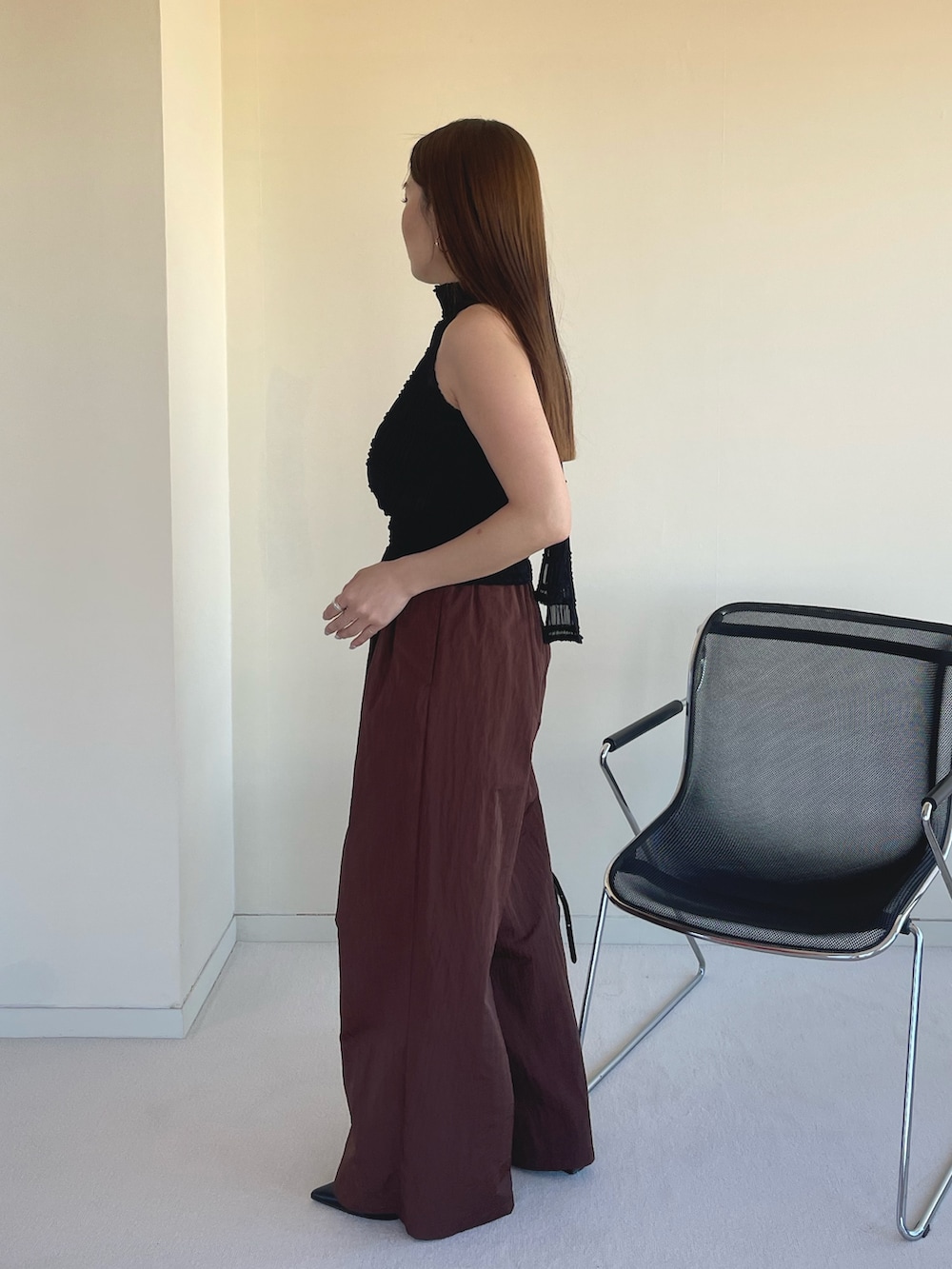 ブラウン系のその他パンツ、ブラック系のパンプス、ブラック系のシャツ/ブラウスを着用したレディースの春コーディネートの7枚目の写真