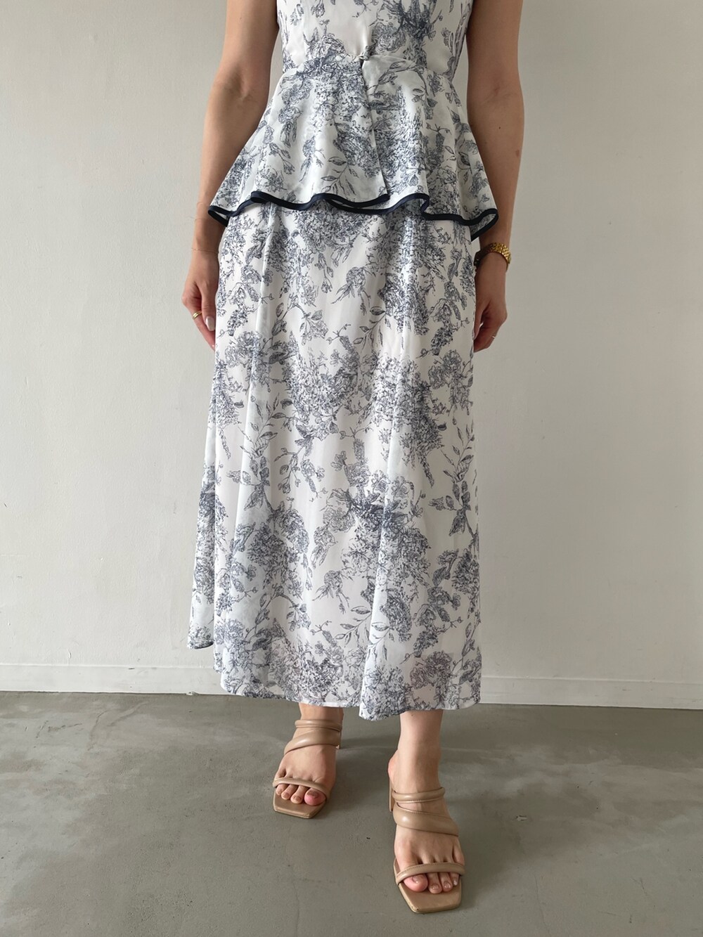 ブルー系のワンピース、ベージュ系のサンダルを着用したレディースの夏コーディネートの10枚目の写真