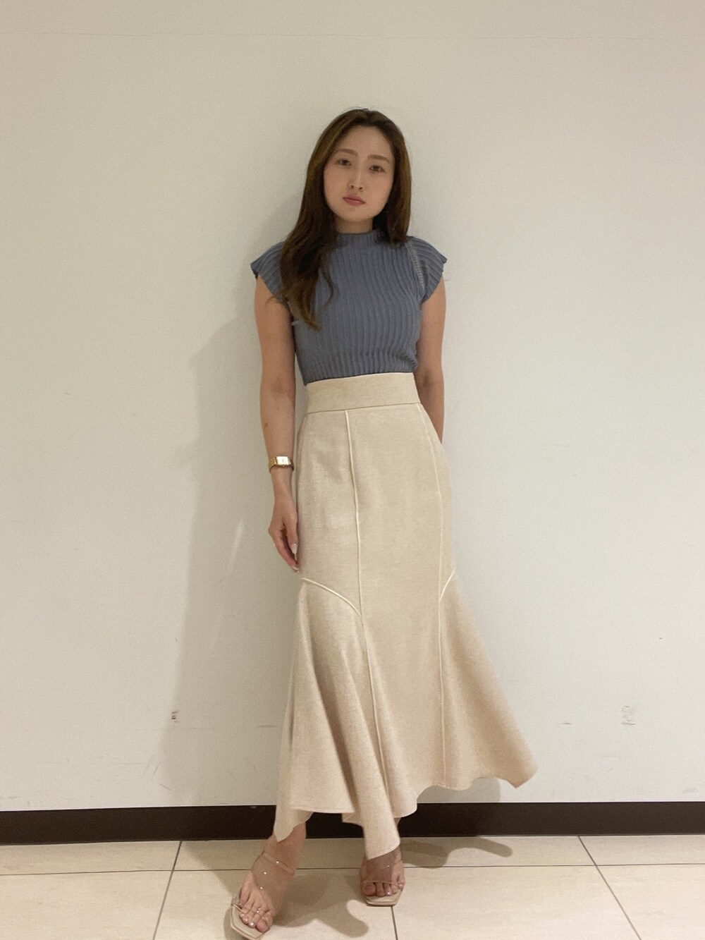 ホワイト系のスカート、ブルー系のニット/セーターを着用したレディースの夏コーディネートの2枚目の写真