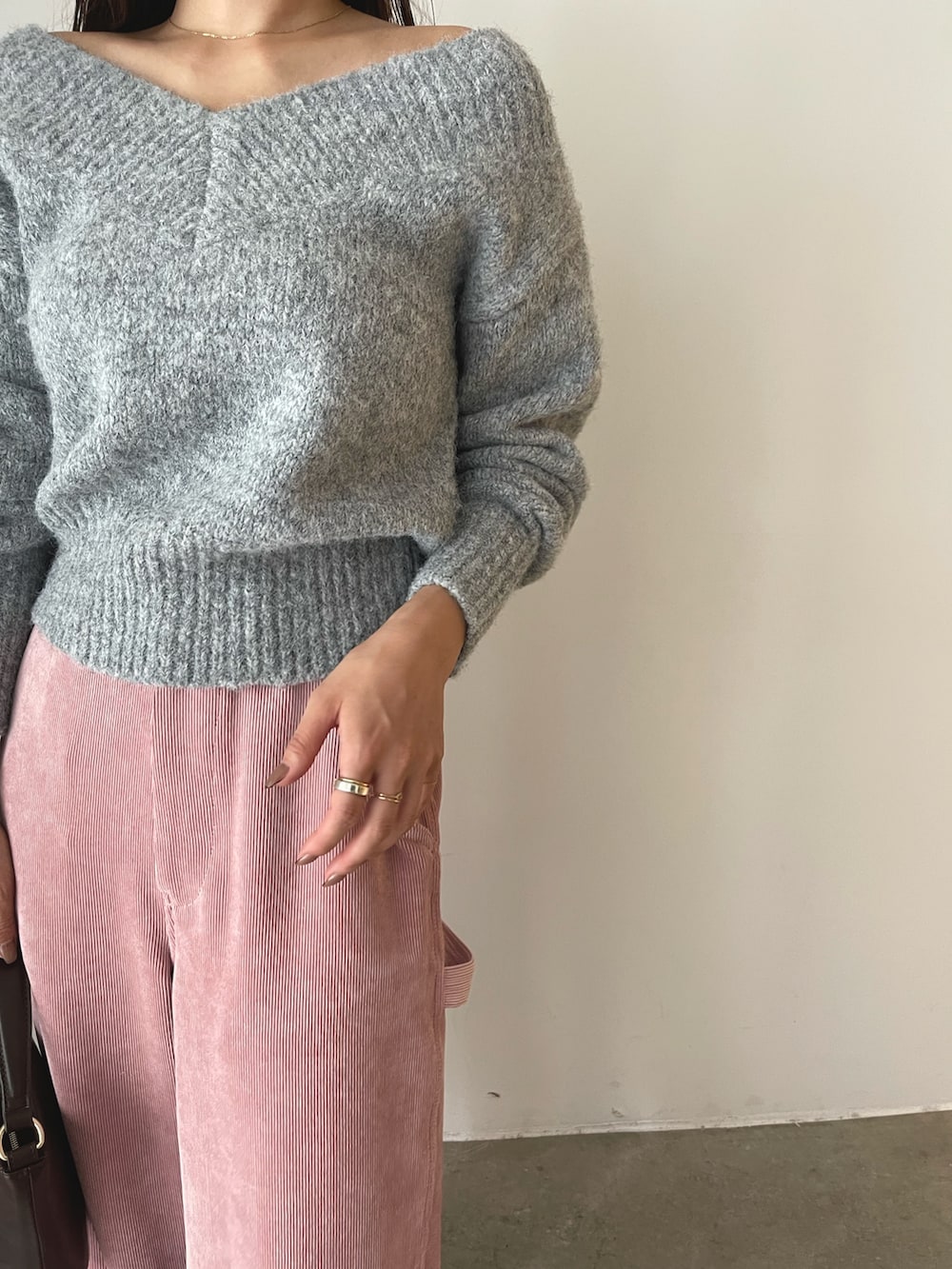 ブラウン系のハンドバッグ、ブラウン系のブーツ、ピンク系のその他パンツを着用したレディースの秋コーディネートの7枚目の写真