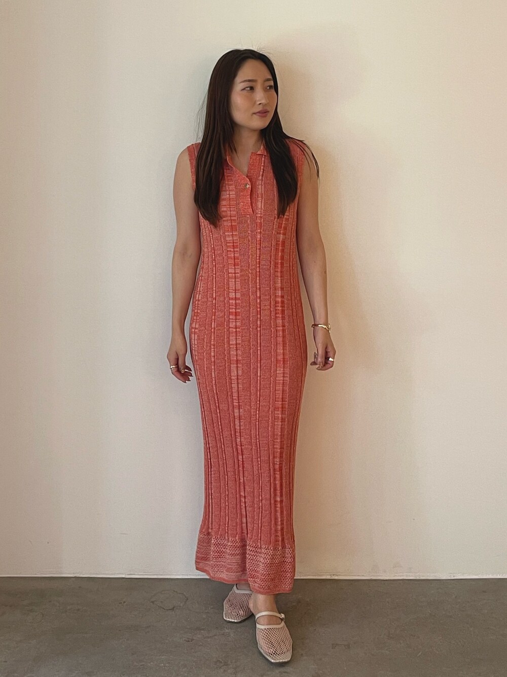 ホワイト系のサンダル、オレンジ系のワンピースを着用したレディースの夏コーディネートの3枚目の写真