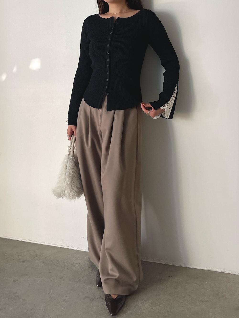 ホワイト系のボストンバッグ、ブラウン系のその他パンツ、ブラウン系のパンプスを着用したレディースの秋コーディネートの3枚目の写真