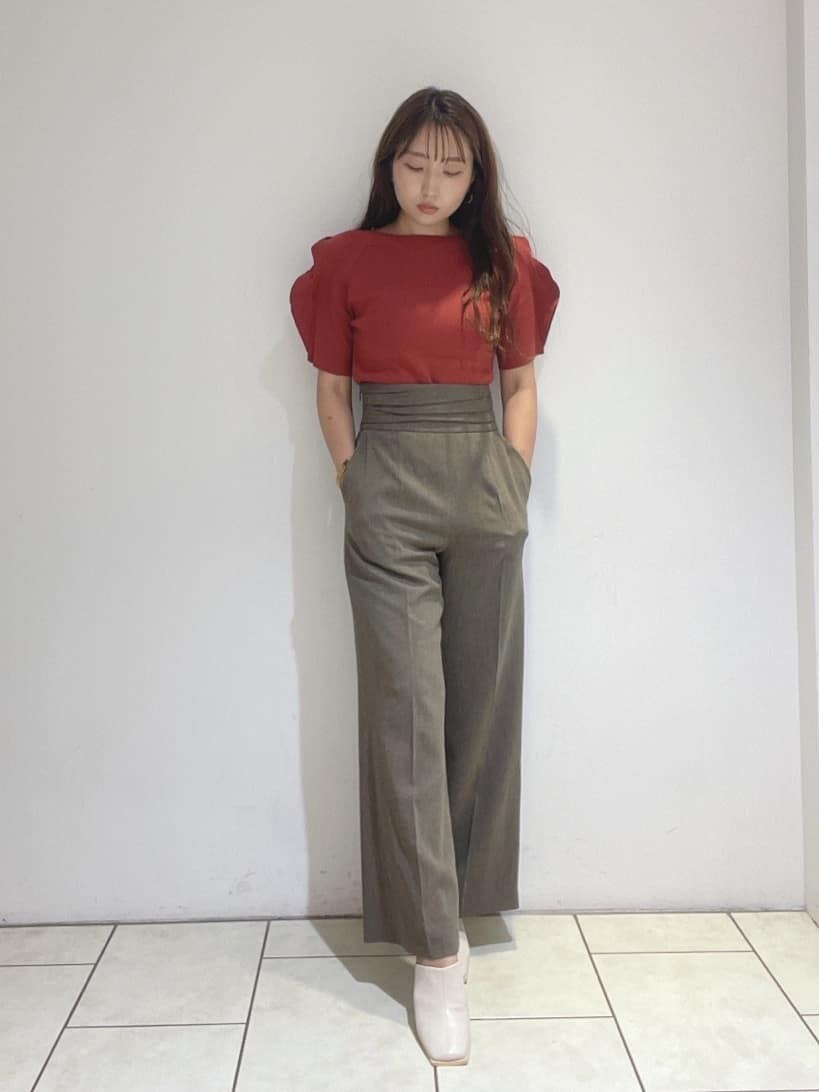 ホワイト系のサンダル、ブラウン系のその他パンツ、オレンジ系のニット/セーターを着用したレディースの夏コーディネートの5枚目の写真