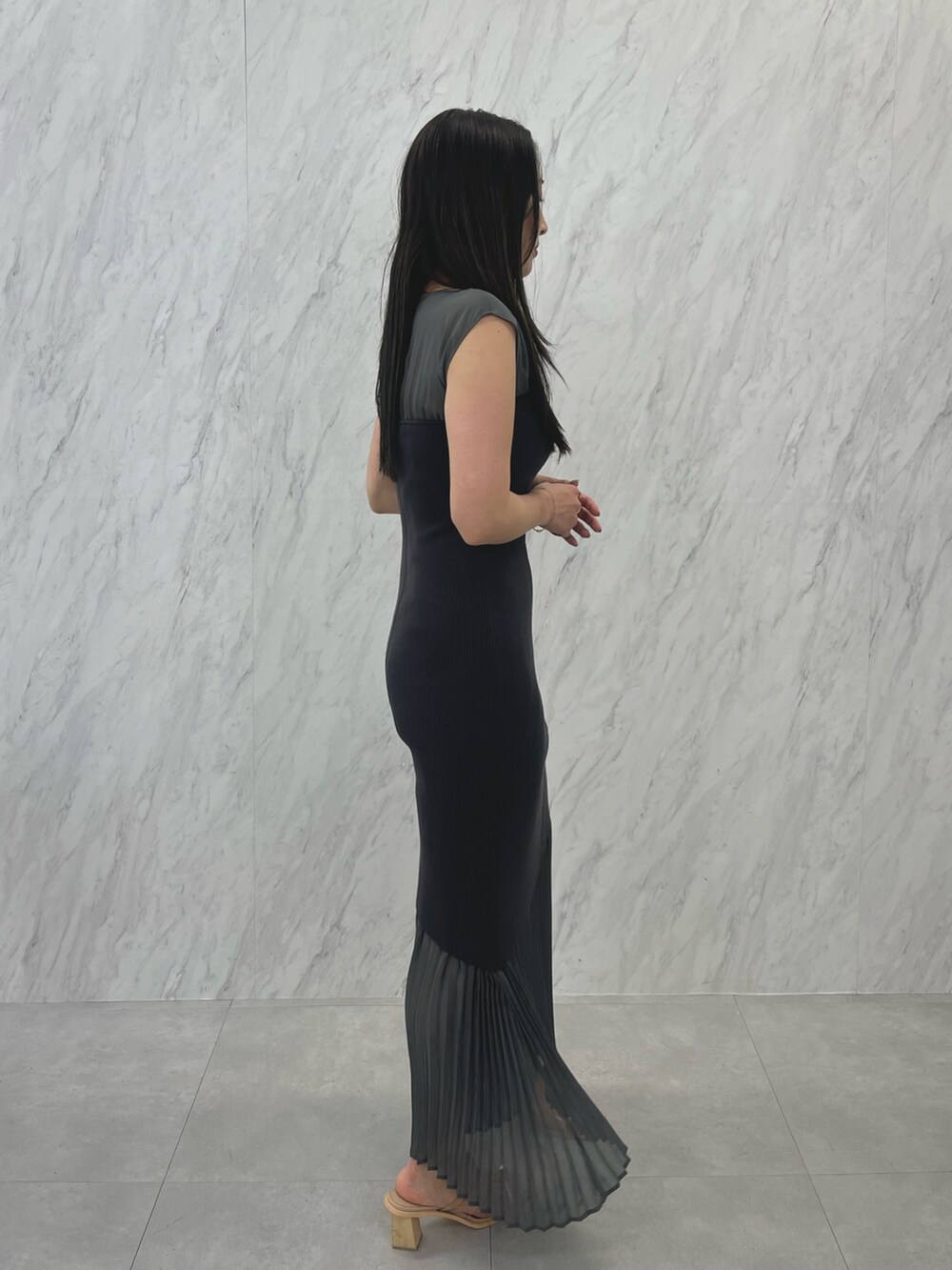 グレー系のワンピースを着用したレディースの夏コーディネートの4枚目の写真