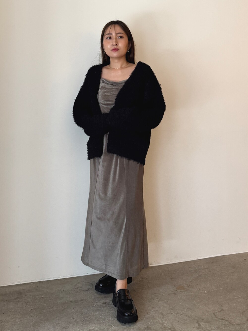 グレー系のワンピース、ブラック系のローファー、ブラック系のカーディガン/ボレロを着用したレディースの夏コーディネートの3枚目の写真