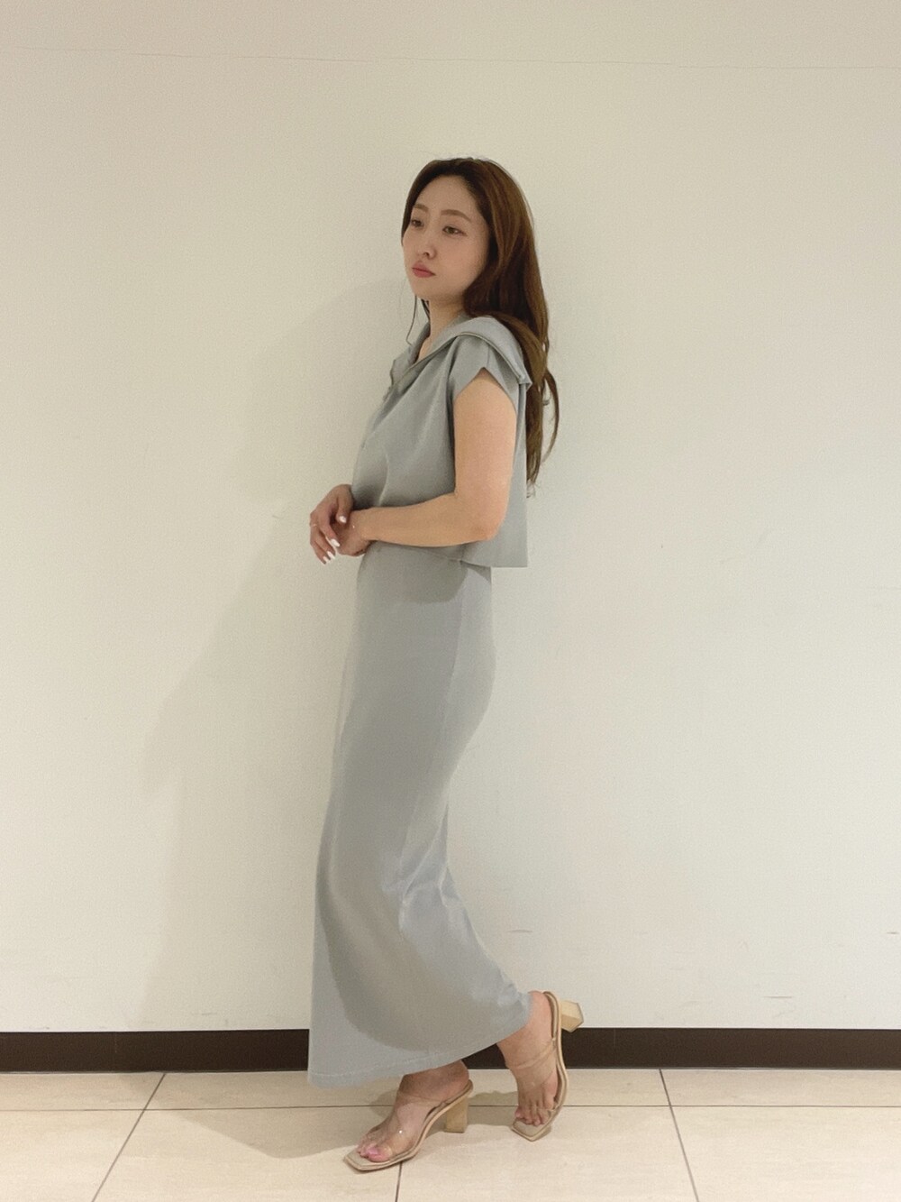 ブルー系のニット/セーター、ブルー系のスカートを着用したレディースの春コーディネートの5枚目の写真