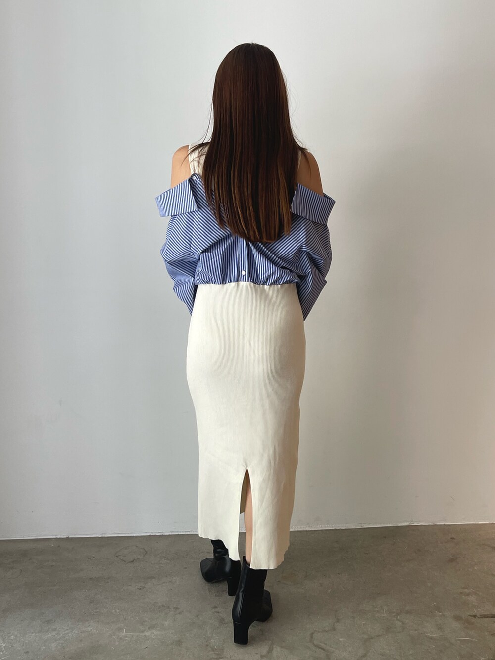 ブラック系のブーツ、ホワイト系のワンピースを着用したレディースの秋コーディネートの7枚目の写真