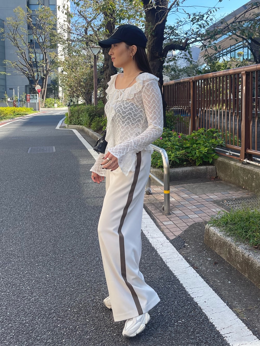 ホワイト系のシャツ/ブラウス、ホワイト系のその他パンツ、ゴールド系のピアス（両耳用）を着用したレディースの冬コーディネートの5枚目の写真