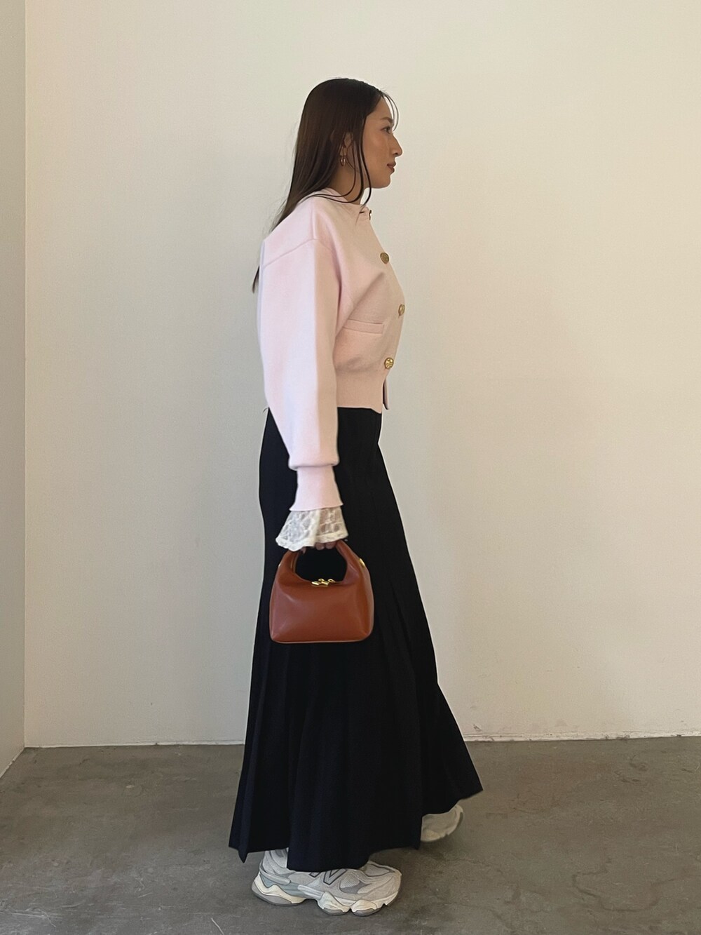 ピンク系のカーディガン/ボレロ、ホワイト系のシャツ/ブラウス、ブラウン系のハンドバッグを着用したレディースの冬コーディネートの7枚目の写真