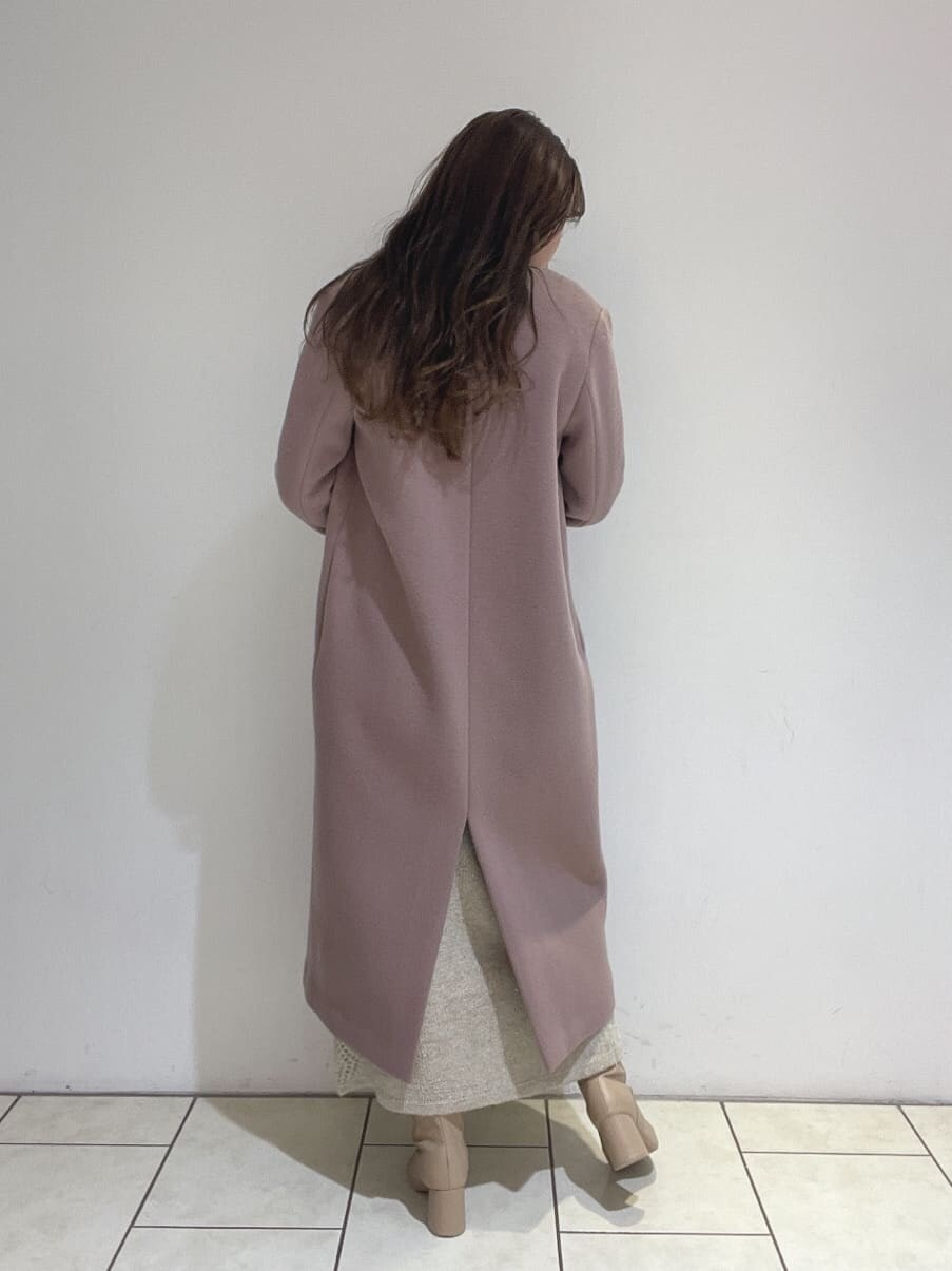 ベージュ系のブーツ、ピンク系のノーカラーコート、ブラック系のニット/セーターを着用したレディースの秋コーディネートの8枚目の写真