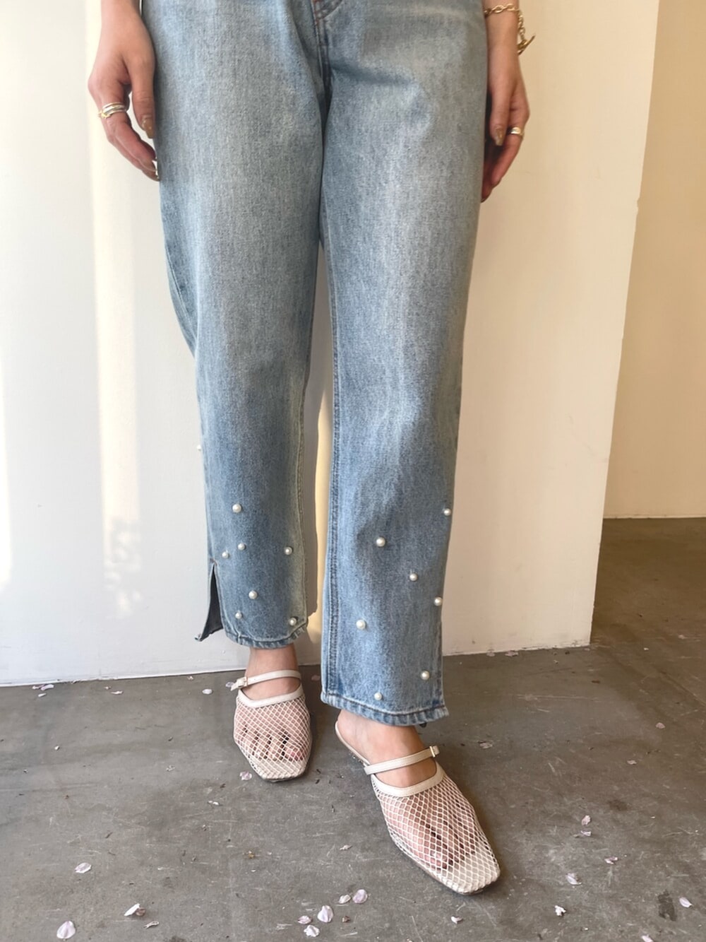 ホワイト系のサンダル、ブルー系のデニムパンツ、ホワイト系のTシャツ/カットソーを着用したレディースの春コーディネートの10枚目の写真