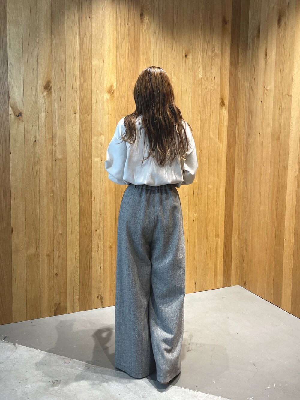 ブラック系のブーツ、ホワイト系のニット/セーター、ブラック系のその他パンツを着用したレディースの秋コーディネートの3枚目の写真