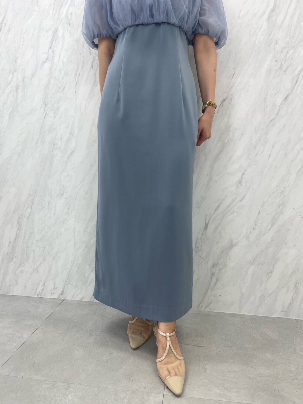 ブルー系のドレス、ベージュ系のパンプスを着用したレディースの夏コーディネートの10枚目の写真