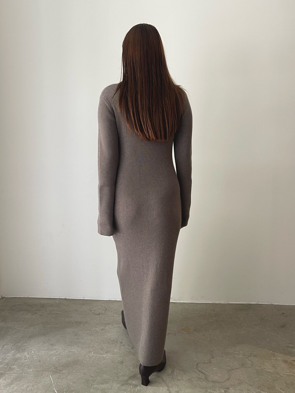 ブラウン系のワンピース、ブラウン系のブーツを着用したレディースの秋コーディネートの6枚目の写真