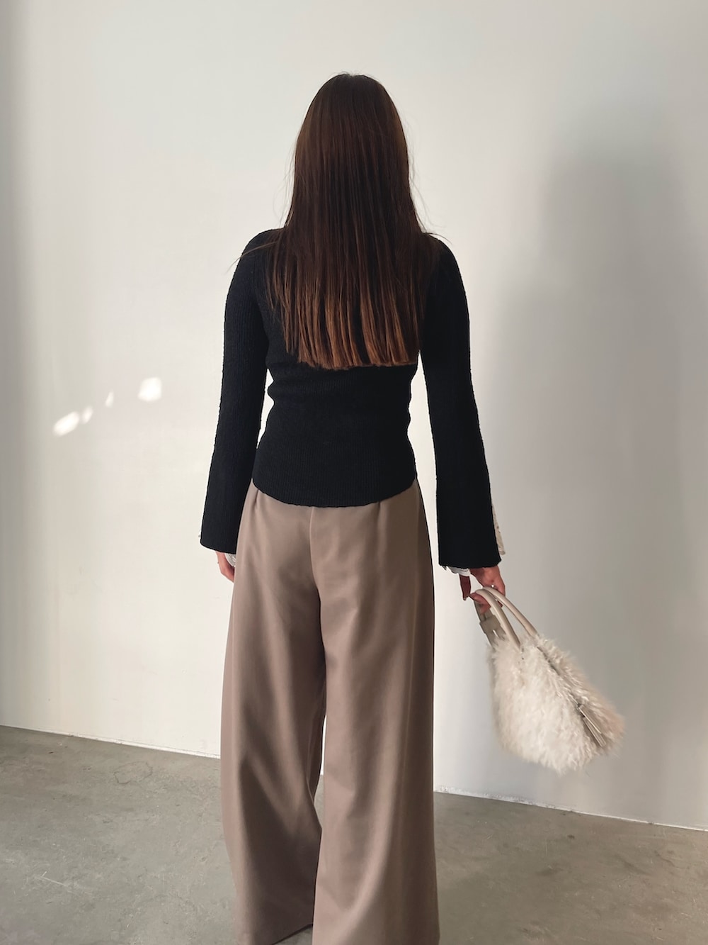 ホワイト系のボストンバッグ、ブラウン系のその他パンツ、ブラウン系のパンプスを着用したレディースの秋コーディネートの6枚目の写真