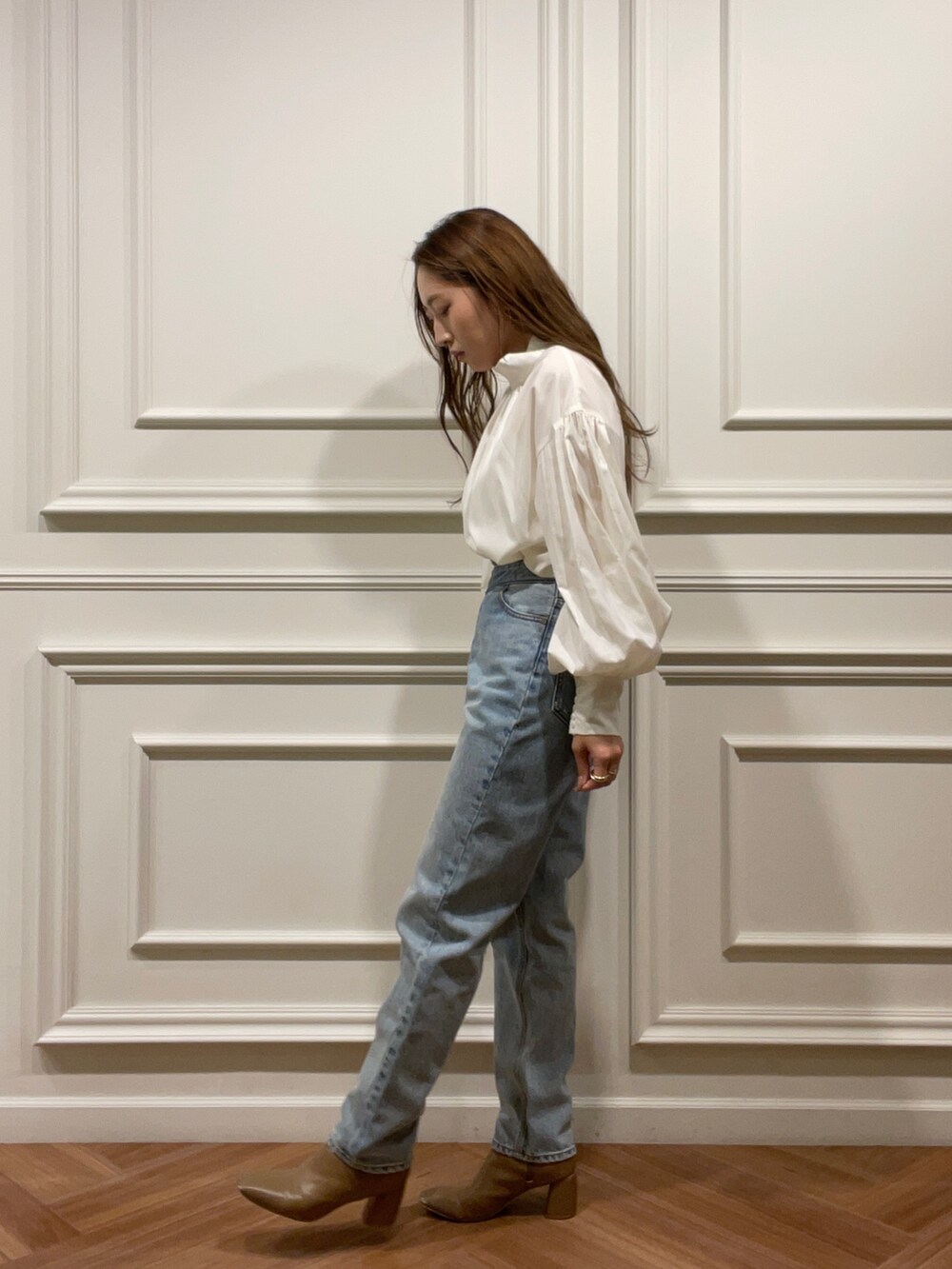 ベージュ系のブーツ、グレー系のカーディガン/ボレロ、ブルー系のデニムパンツを着用したレディースの秋コーディネートの6枚目の写真