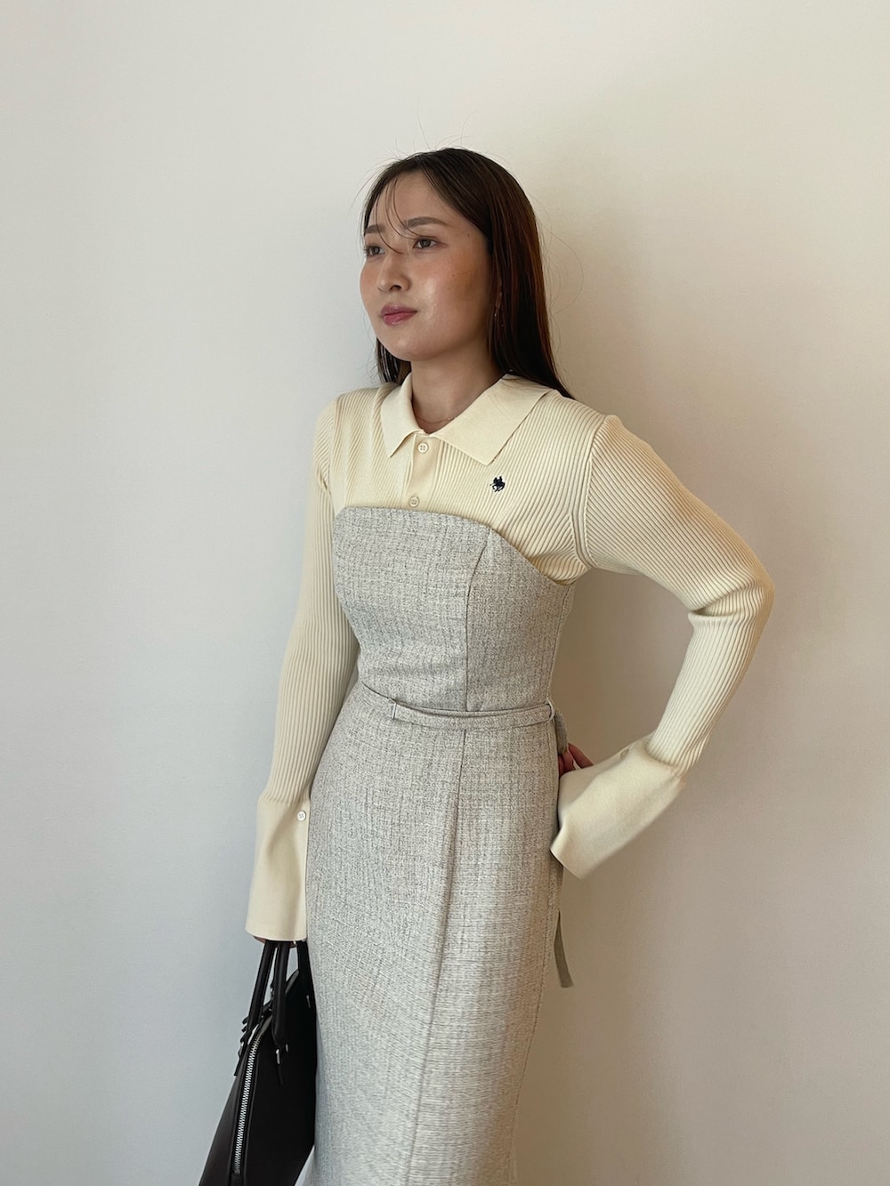 ブラウン系のボストンバッグ、ホワイト系のワンピース、ブラック系のローファーを着用したレディースの夏コーディネートの6枚目の写真