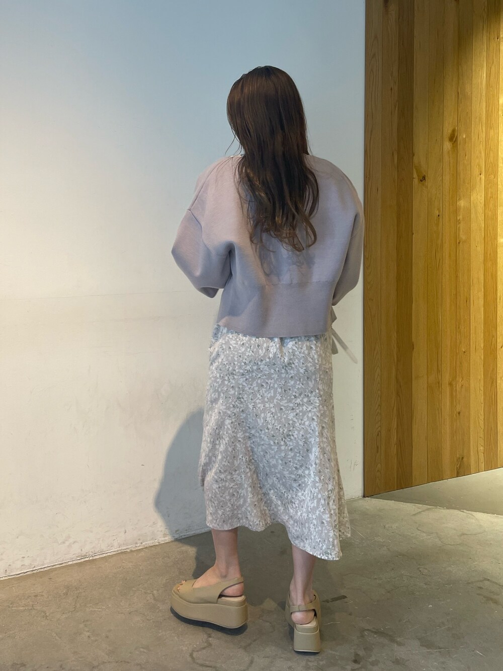 ベージュ系のサンダル、グレー系のカーディガン/ボレロ、グレー系のワンピースを着用したレディースの春コーディネートの4枚目の写真