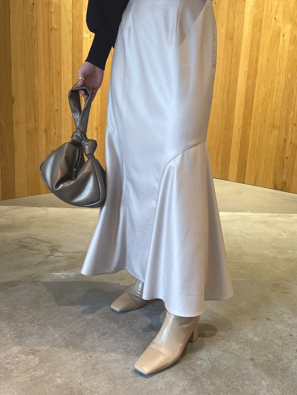 グレー系のニット/セーター、その他のハンドバッグ、ブラウン系のスカートを着用したレディースの秋コーディネートの8枚目の写真