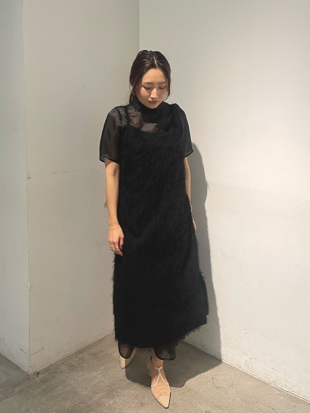 ベージュ系のパンプス、ブラック系のドレスを着用したレディースの春コーディネートの7枚目の写真