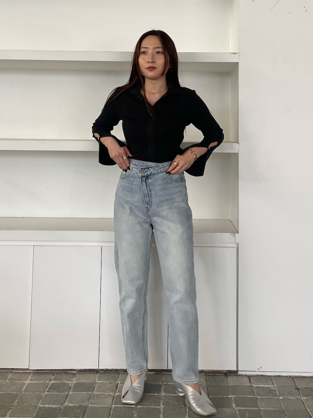 ブルー系のデニムパンツ、ブラック系のニット/セーターを着用したレディースの冬コーディネートの3枚目の写真