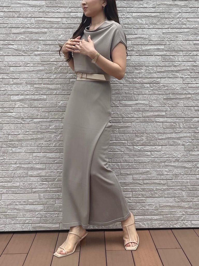 ベージュ系のサンダル、ベージュ系のスカート、ベージュ系のニット/セーターを着用したレディースの夏コーディネートの3枚目の写真