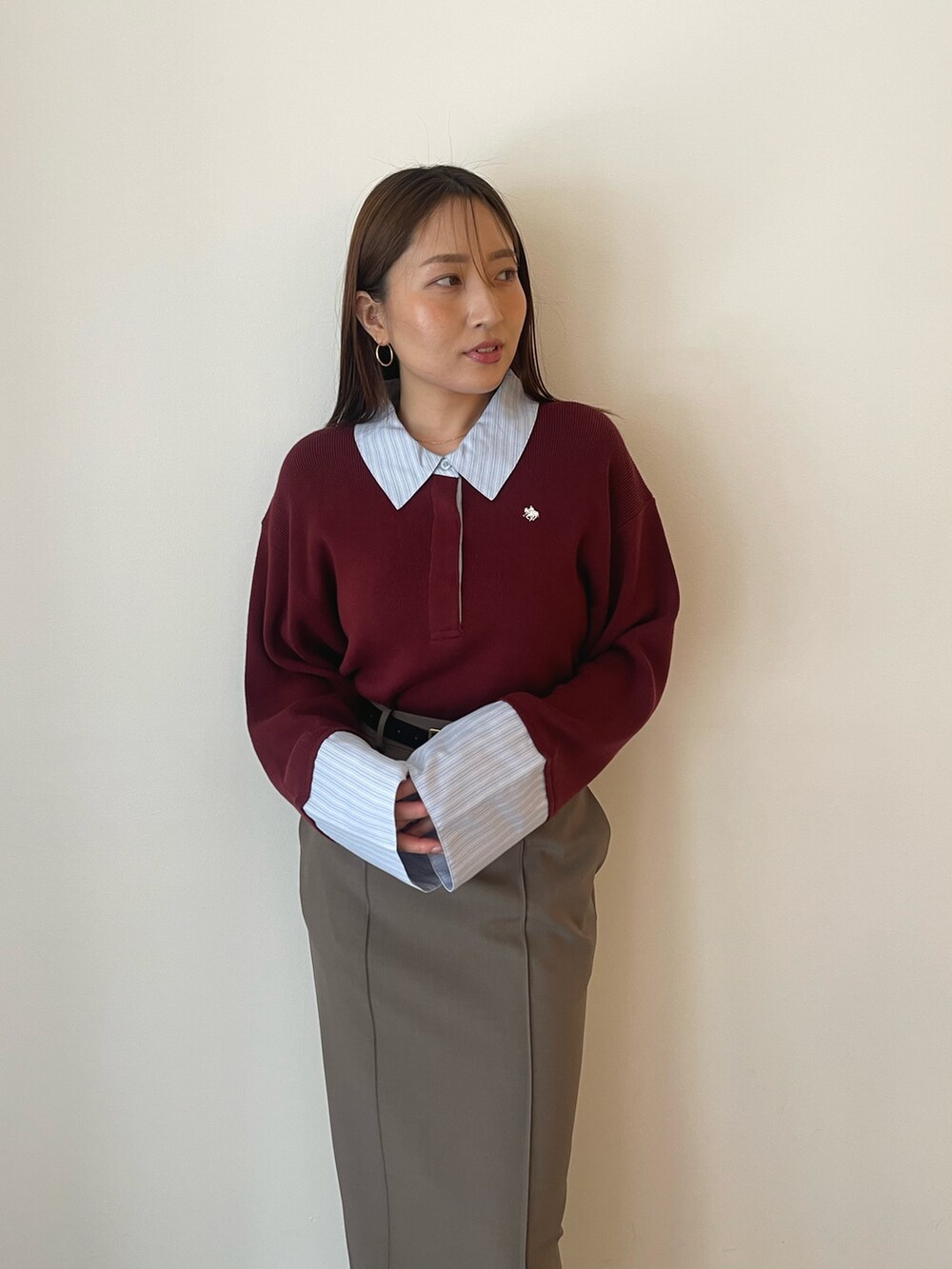 グレー系のスカート、レッド系のニット/セーターを着用したレディースの夏コーディネートの9枚目の写真