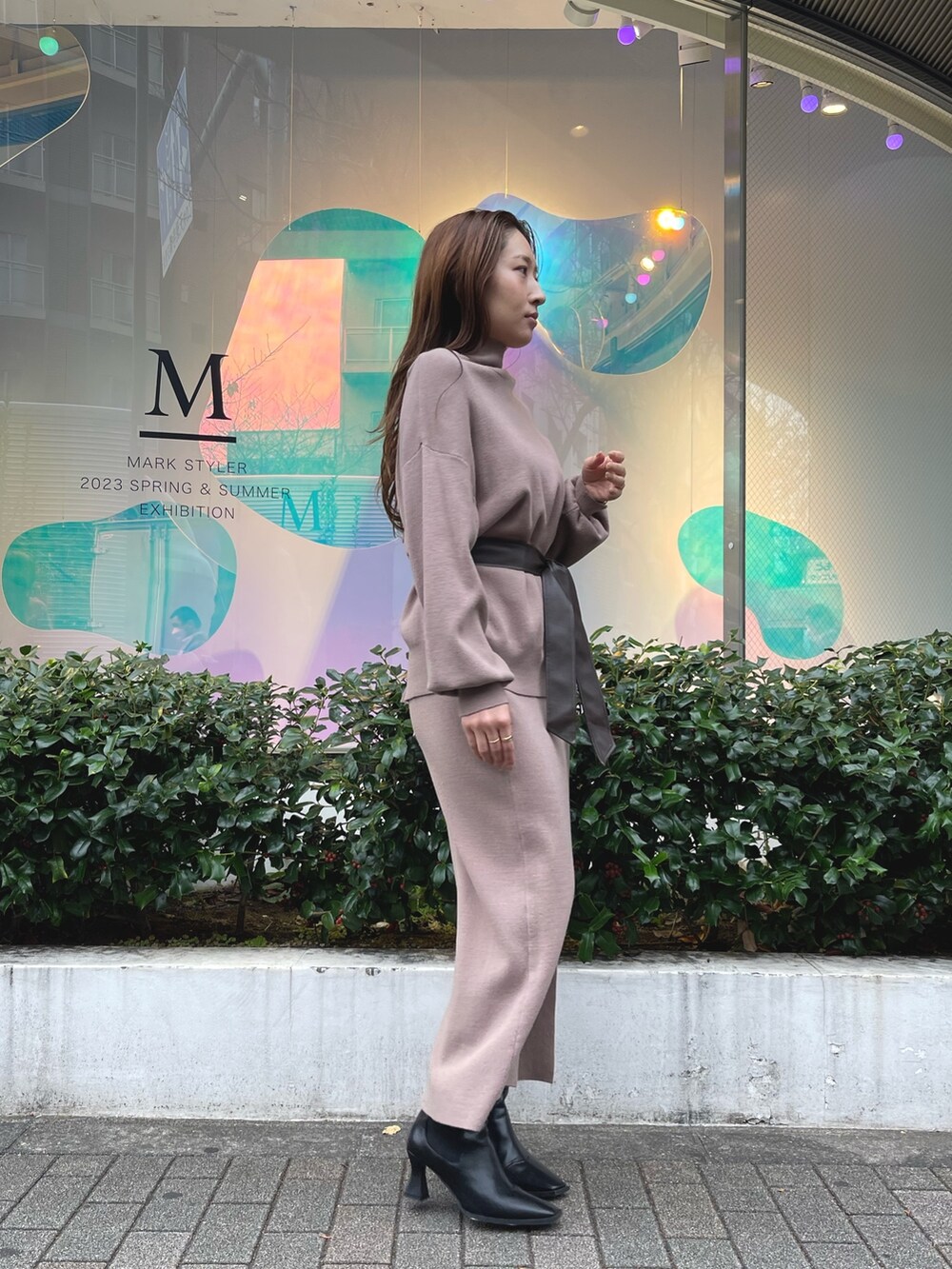 ベージュ系のニット/セーター、ベージュ系のスカートを着用したレディースの冬コーディネートの5枚目の写真