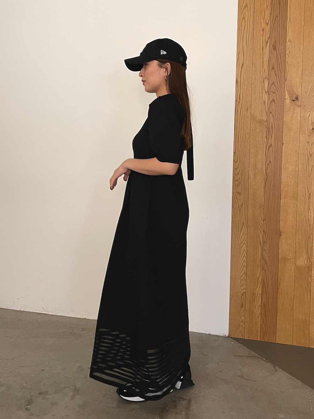 ブラック系のワンピース、ブラック系のキャップを着用したレディースの冬コーディネートの5枚目の写真