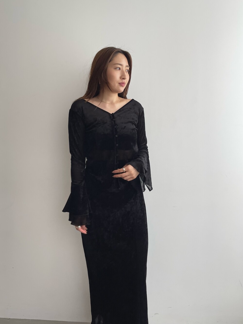 ブラウン系のパンプス、ブラック系のTシャツ/カットソー、ブラック系のスカートを着用したレディースの夏コーディネートの2枚目の写真